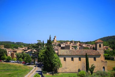 Provence 'deki Luberon bölgesinin büyüleyici ortaçağ köyü Lourmarin.