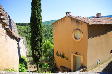 Fransa 'nın güneyindeki Luberon bölgesinde Bonnieux adında büyüleyici bir köy.