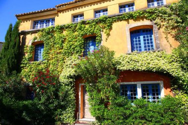 Luberon 'daki büyüleyici tünemiş Menerbes köyü.