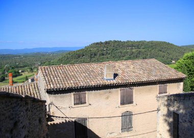 Luberon 'daki büyüleyici tünemiş Menerbes köyü.