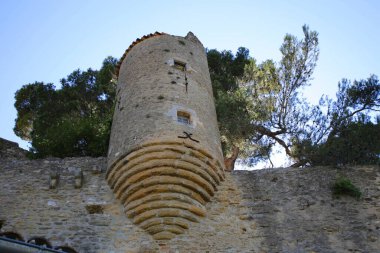 Luberon 'daki büyüleyici tünemiş Menerbes köyü.