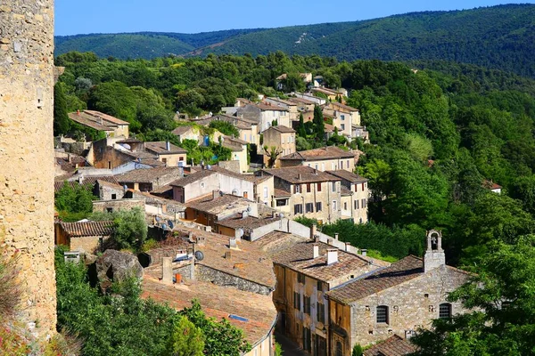 Luberon 'daki büyüleyici tünemiş Menerbes köyü.