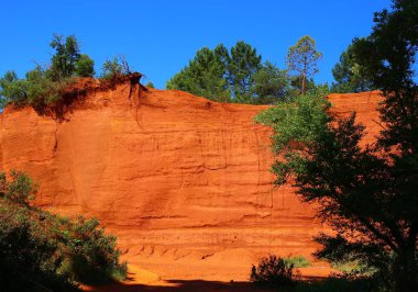 Colorado Provencal - Fransa 'nın güneyindeki Luberon bölgesindeki Rustrel' de açık deniz tarlası ocakları