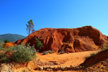 Colorado Provencal - Fransa 'nın güneyindeki Luberon bölgesindeki Rustrel' de açık deniz tarlası ocakları