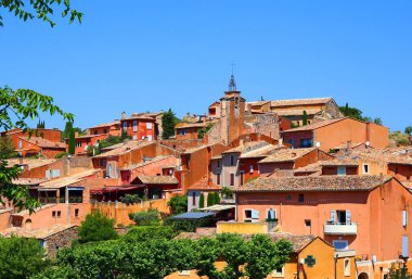 Luberon 'daki Roussillon köyünün çatıları.