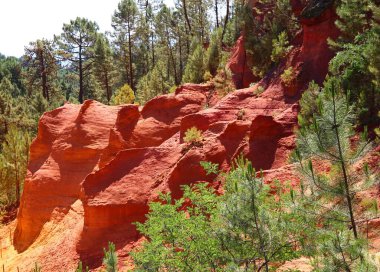 Fransa 'nın Luberon bölgesindeki Roussillon' da renkli taş ocakları