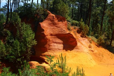 Fransa 'nın Luberon bölgesindeki Roussillon' da renkli taş ocakları