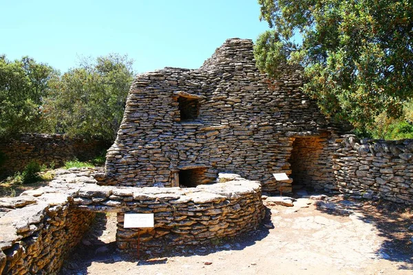 Gordes 'teki tarihi Bories köyü.