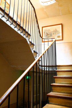 Binada zarif merdivenler var.