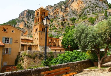 Verdon 'daki büyüleyici Moustiers köyü.