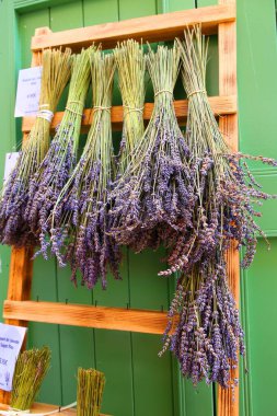 Provence 'deki köyde lavanta buketleri