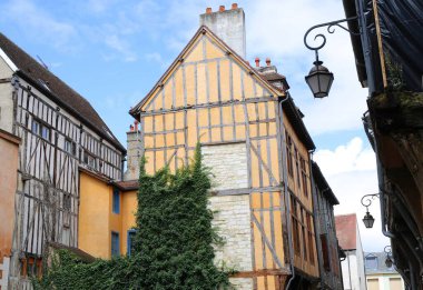 Fransa 'nın büyüleyici ortaçağ kasabası Troyes' deki eski mimari.