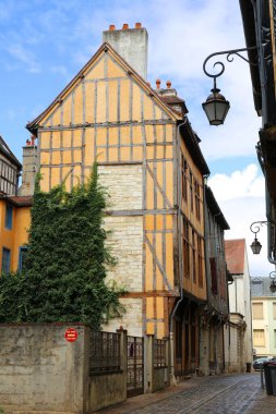 Fransa 'nın büyüleyici ortaçağ kasabası Troyes' deki eski mimari.