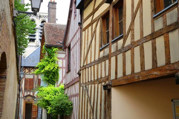 フランスの魅力的な中世の町トロワの古い建築物 — ストック写真