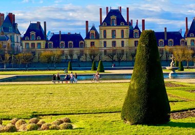 İlkbaharda Fontainebleau kalesinin güzel manzarası
