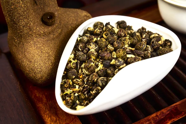 Chinese thee op houten plaat — Stockfoto