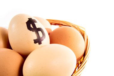 Dolar işareti olan sepet içinde güzel yumurta