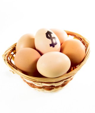 Dolar işareti olan sepet içinde güzel yumurta
