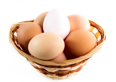 Sepet içinde güzel yumurta