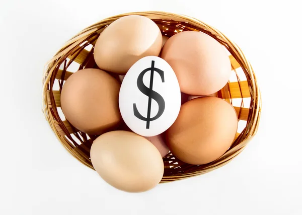 Dolar işareti olan sepet içinde güzel yumurta
