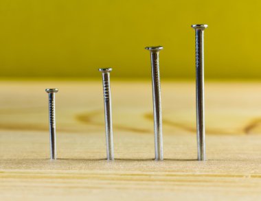 Tahta çivi ile stud