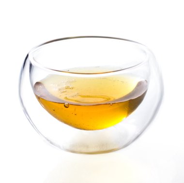 Çift Cam çay bardağı yeşil çay ile dolu