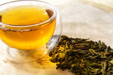 Çift Cam çay bardağı yeşil çay ile dolu