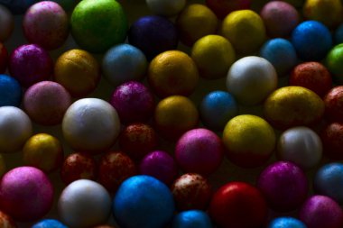 Renkli polysterene topları