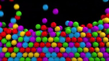 Yukarıdan renkli parlak toplar düşüyor. Çocuklar plastik, parlak oyuncaklar, soyut hareket geçmişi.