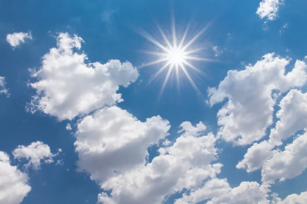 Cielo blu con nuvole e sole. — Foto Stock