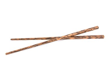 Beyaz arka planda Asya yemek çubukları