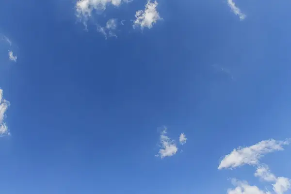 구름이 감춰진 푸른 하늘 — 스톡 사진