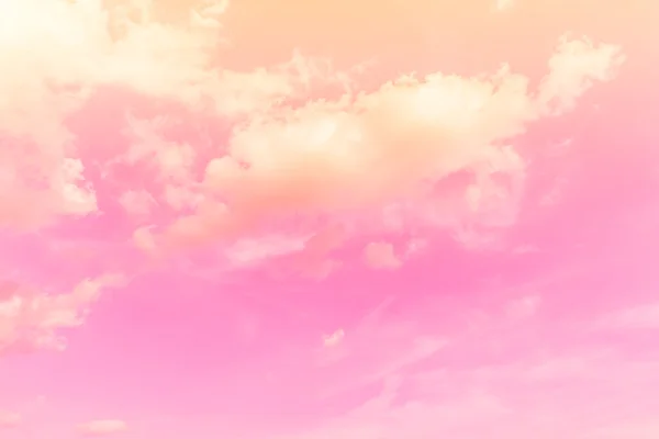 Weicher Wolkenhintergrund mit buntem Farbverlauf — Stockfoto