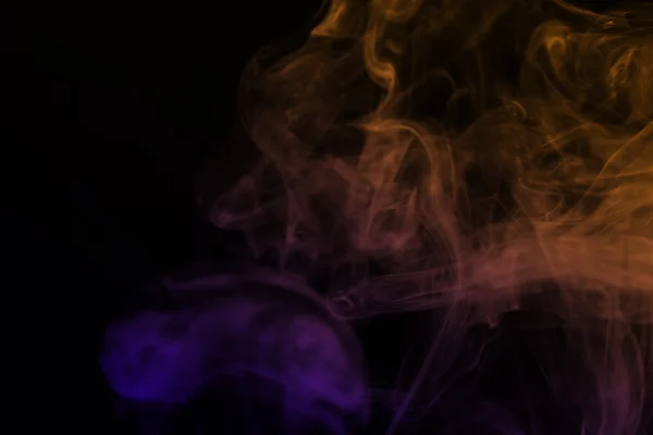 Colorido de fumaça no fundo preto . — Fotografia de Stock