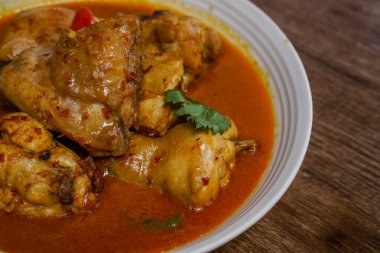 Bir kalio basitçe yarı pişmiş bir rendang 'dır, bu da demek oluyor ki birazcık da olsa sos kalmış olacak. Rendang 'ı oluşturmaya benzer içerikler.