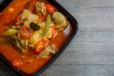Tayland usulü baharatlı tavuk, acılı biber, domates ve kereviz çorbası..