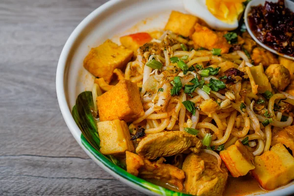 Mee Kari Atau Curry Mee Adalah Sebuah Hidangan Asia Yang — Stok Foto