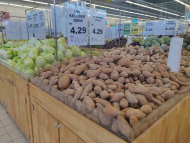 IPOH, MALAYSIA - 11 Nisan 2021: Salgın sırasında Ipoh 'taki bakkalda sebzeler satışa sunuldu.