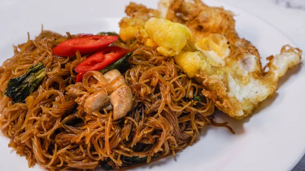 Kızarmış vermicelli ya da Bihun goreng, Malezya usulü baharatlı kızarmış vermicelli ve kızarmış yumurta ve tavuk parçaları. Süsleme olarak kırmızı biberli..