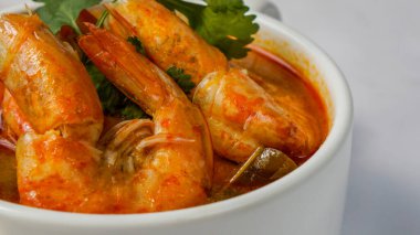Tom Yum Goong Baharatlı Çorbası 'na yakın beyaz mermer arka planda izole edilmiş Tayland yerel yemekleri..