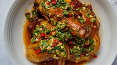 Baharatlı Tayland soslu ızgara istiridye tavuk kişniş, limon suyu, kırmızı ve yeşil biber..