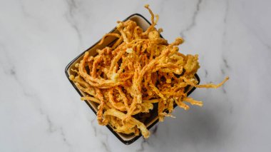 Çıtır çıtır kızarmış Enoki mantarlı ve biberli. Lezzetli atıştırmalıklar.