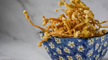 Çıtır çıtır kızarmış Enoki mantarlı ve biberli. Lezzetli atıştırmalıklar.