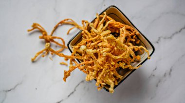 Çıtır çıtır kızarmış Enoki mantarlı ve biberli. Lezzetli atıştırmalıklar.