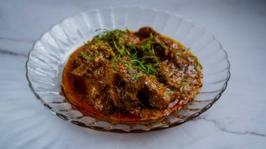 Rendang bifteği, baharat ve hindistan cevizi sütü ile pişirilmiş lezzetli et yemeği..