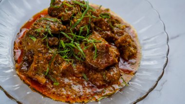 Rendang bifteği, baharat ve hindistan cevizi sütü ile pişirilmiş lezzetli et yemeği..