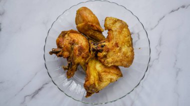 Ayam goreng kunyit ya da zerdeçal kızarmış tavuk, terbiye edilmiş ve tuzlanmış kızarmış tavuk..