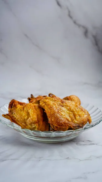 Ayam Goreng Kunyit Lub Kurkuma Smażony Kurczak Zaprawiony Marynowany Kurkumą — Zdjęcie stockowe