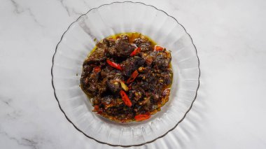 Berlado / berlada ya da Asya 'da özellikle Endonezya, Malezya ve Tayland' da acılı ve ünlü yemeklerle kızartılmış sığır eti. Baharatlı ve kokulu Balado soslu leziz et..