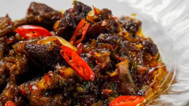 Berlado / berlada ya da Asya 'da özellikle Endonezya, Malezya ve Tayland' da acılı ve ünlü yemeklerle kızartılmış sığır eti. Baharatlı ve kokulu Balado soslu leziz et..